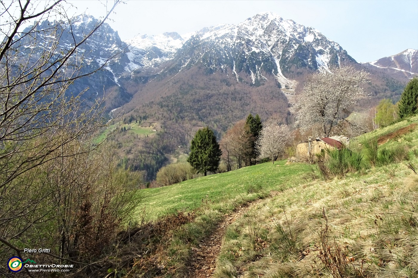 45 Baita diroccata vista dall'alto con Corna Grande.JPG